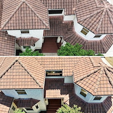 Roof-Wash-Power-Wash-Driveway-of-a-Beautiful-House 4